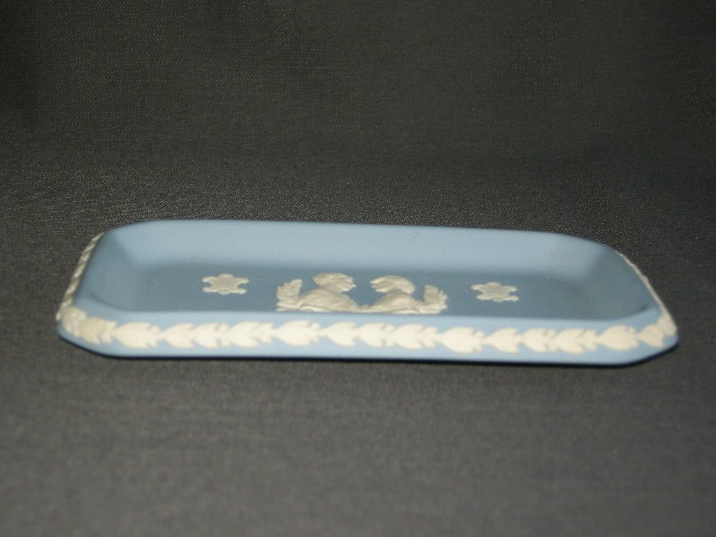 Wedgwood Jasperware blauw 047. rechthoekig schaaltje Royal Wedding july 1981
