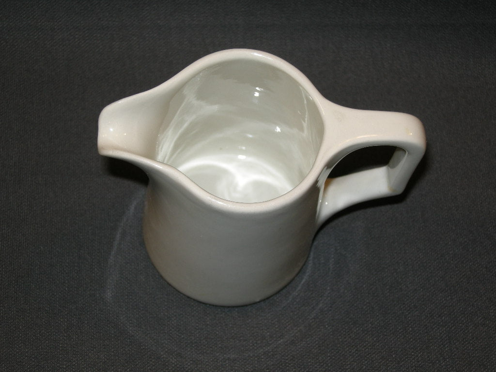 Petrus Regout wit 051. melkkannetje