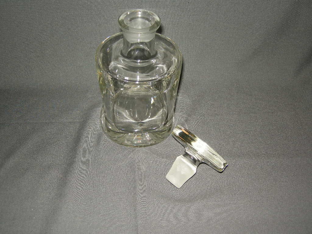 Gebruikt glas / kristal karaf met "deuken"