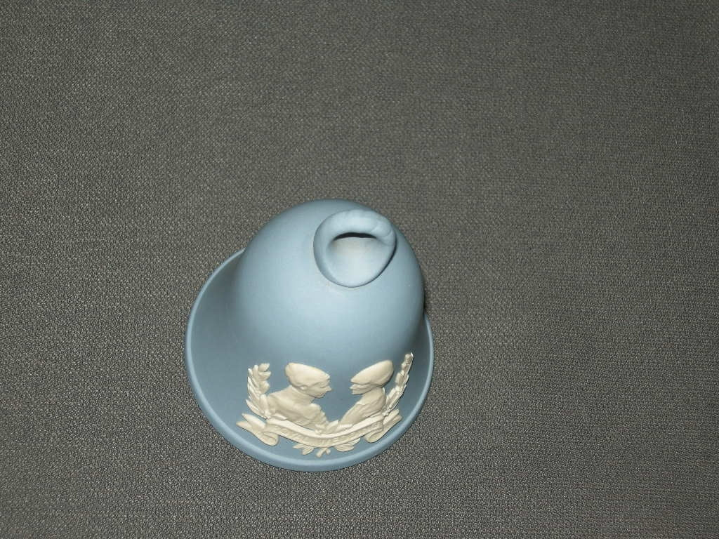 Wedgwood Jasperware blauw 059. belletje Royal Wedding July 1981