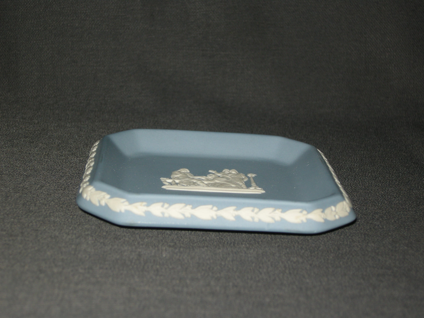 Wedgwood Jasperware blauw 070. vierkant schaaltje
