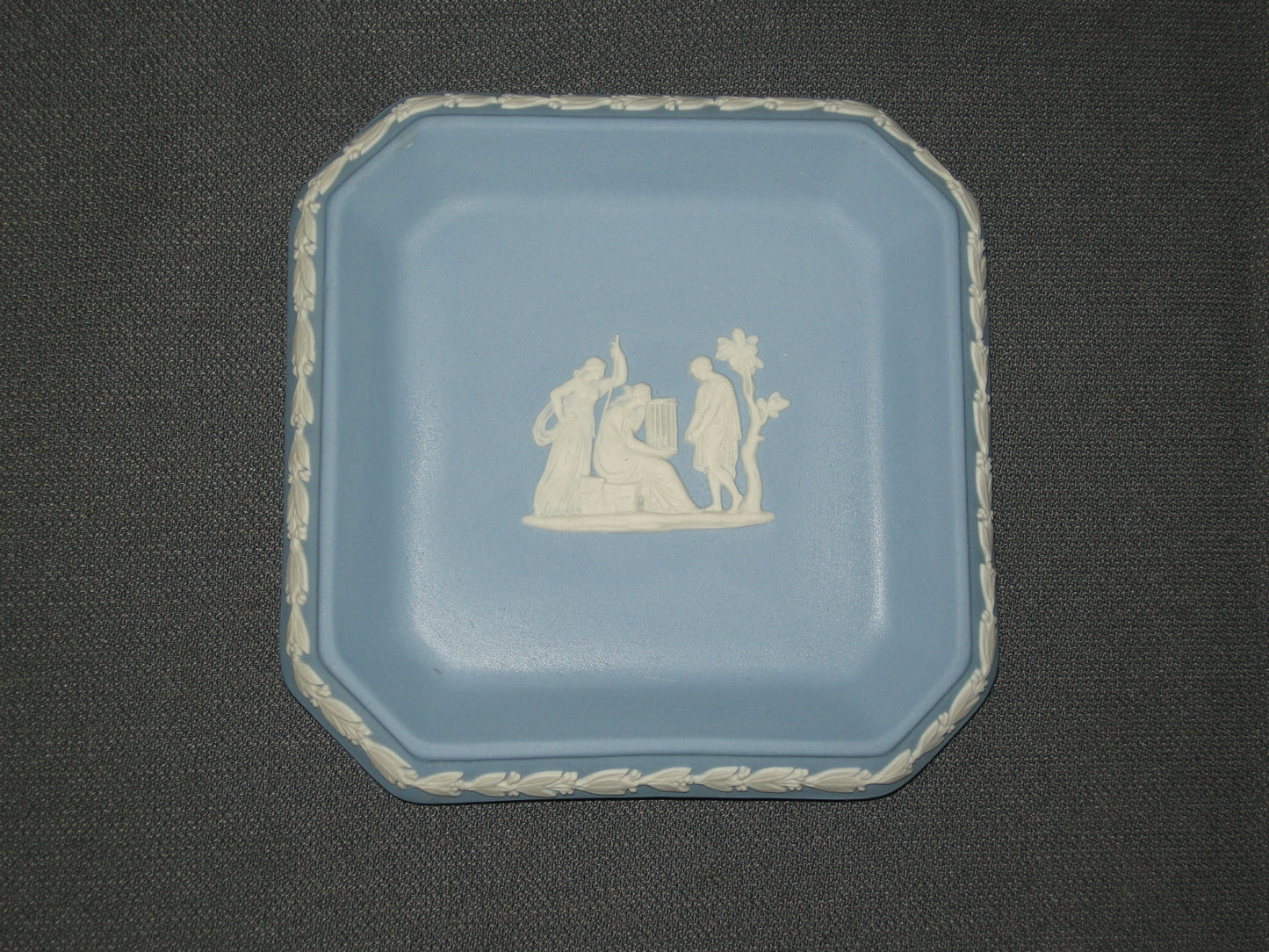 Wedgwood Jasperware blauw 071. vierkant schaaltje
