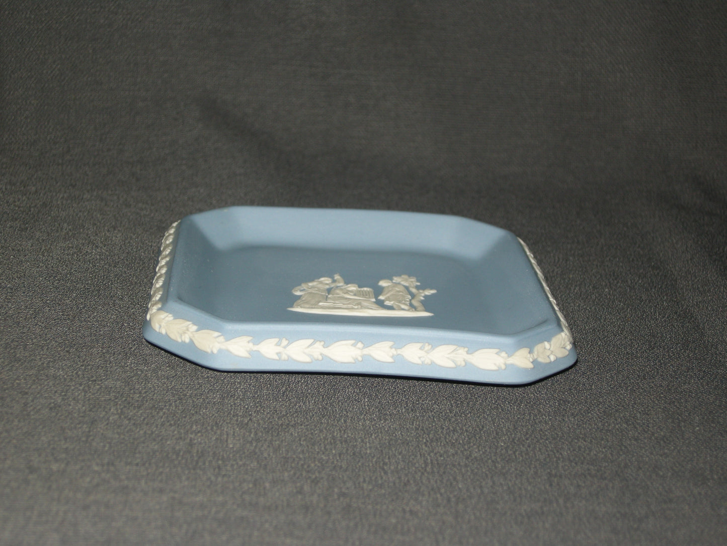 Wedgwood Jasperware blauw 071. vierkant schaaltje