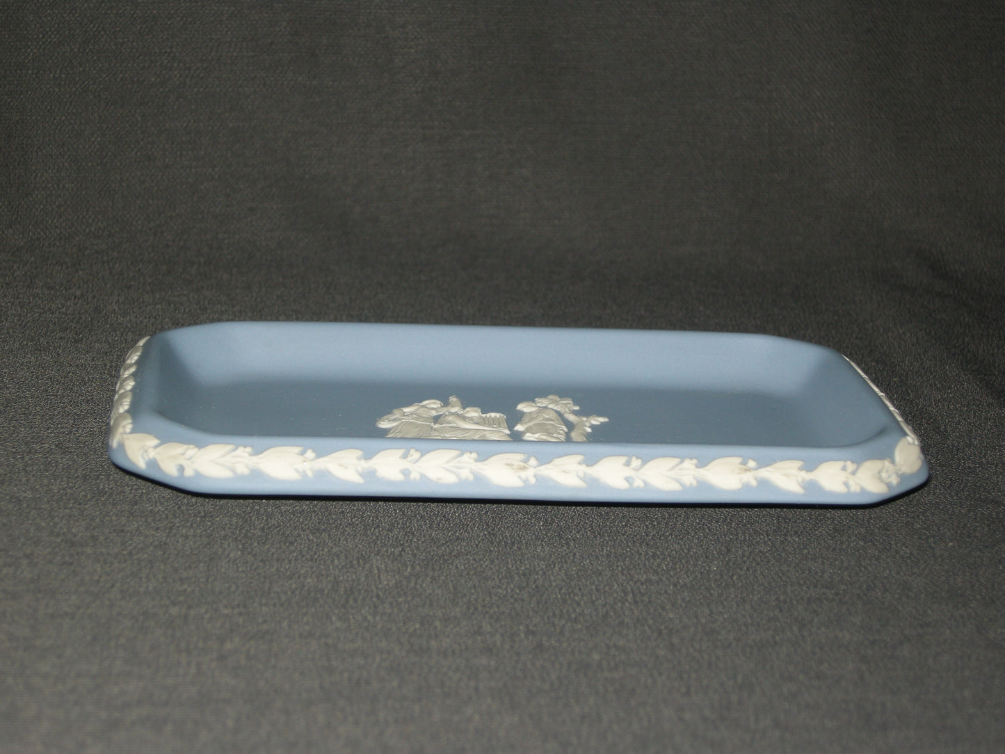 Wedgwood Jasperware blauw 072. rechthoekig schaaltje