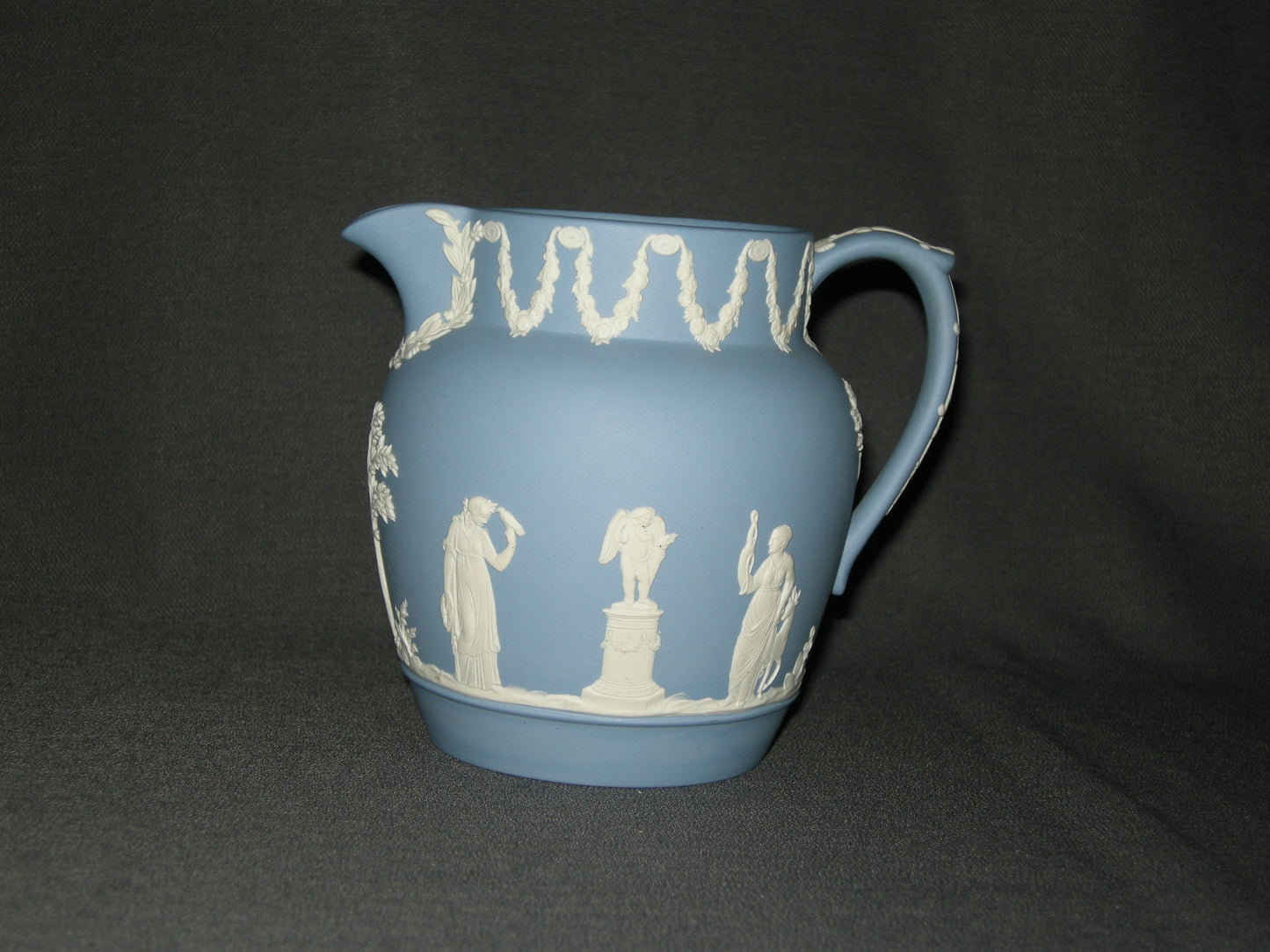 Wedgwood Jasperware blauw 075. schenkkan