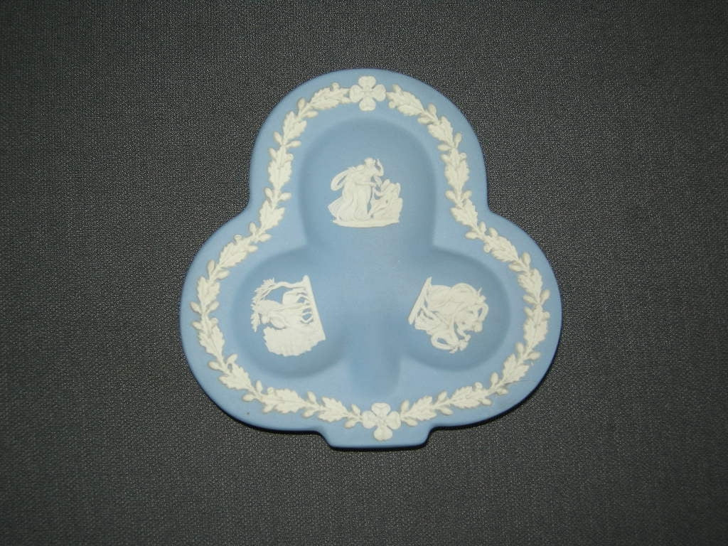 Wedgwood Jasperware blauw 076. schaaltje klaveren