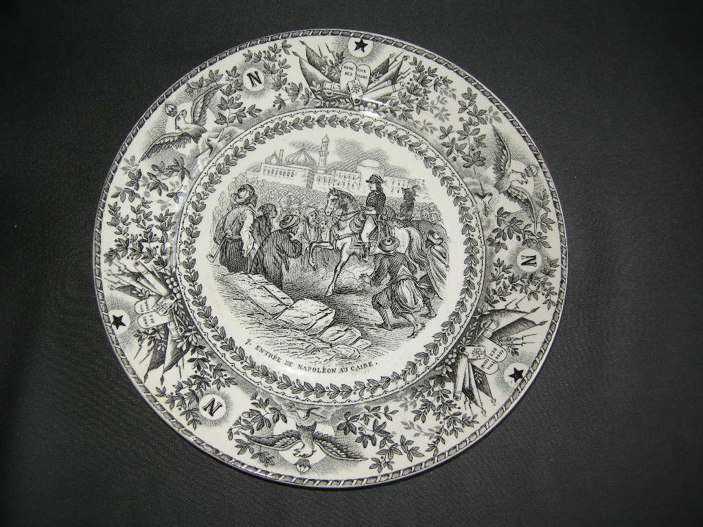 Societe Ceramique Napoleon zwart bord nr. 7 Entrée de Napoleon au Caire