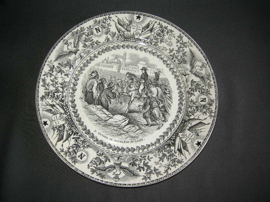 Societe Ceramique Napoleon zwart bord nr. 7 Entrée de Napoleon au Caire