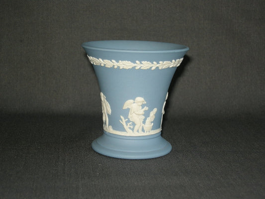 Wedgwood Jasperware blauw 084. vaasje