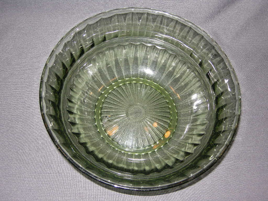 glas - kristal donkergroen 009. Leerdam Copier Neerlandia schaal O23 cm., hoogte 8,5 cm.