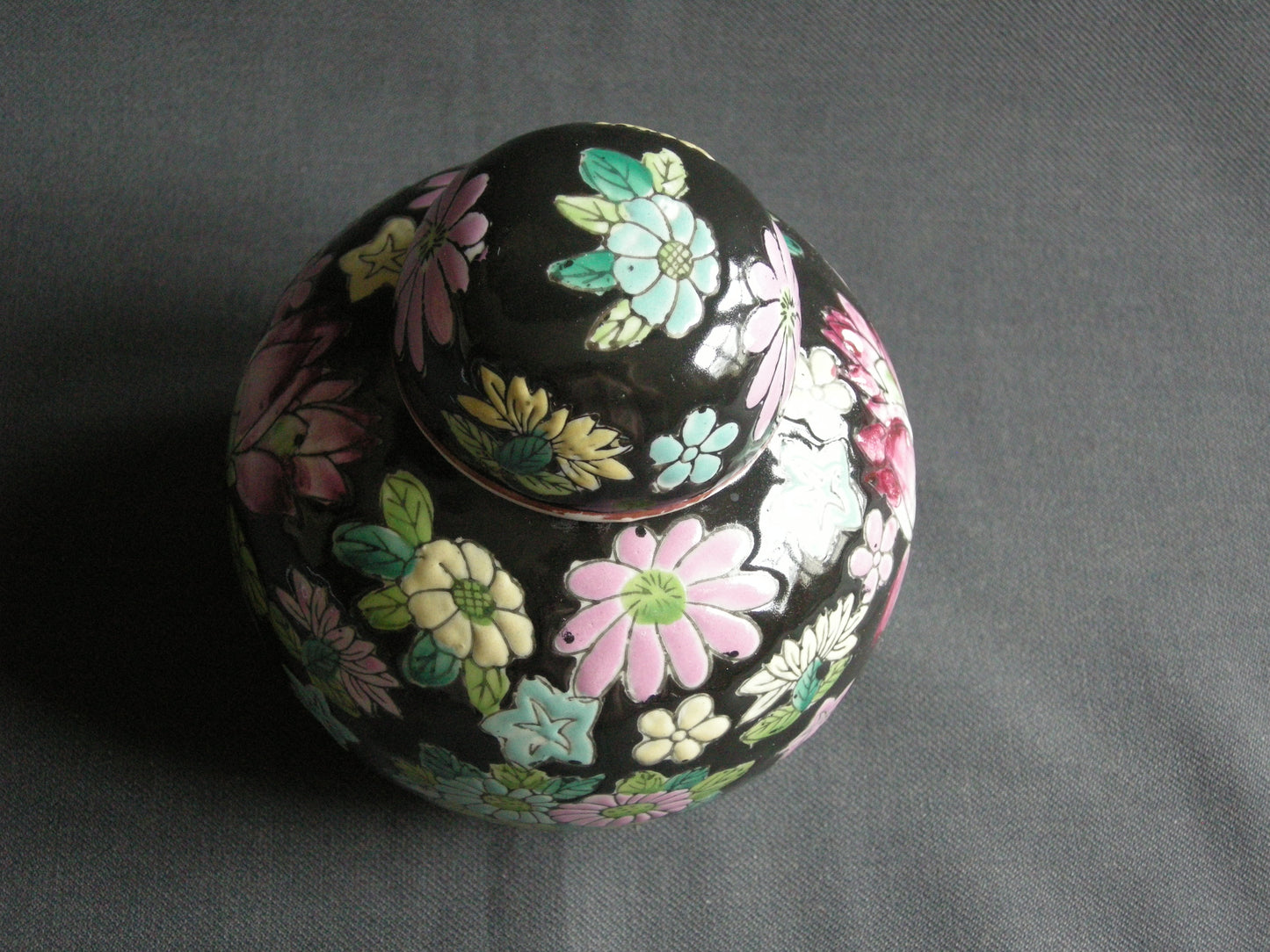 Diverse gemberpotten 009. zwart - bloemen