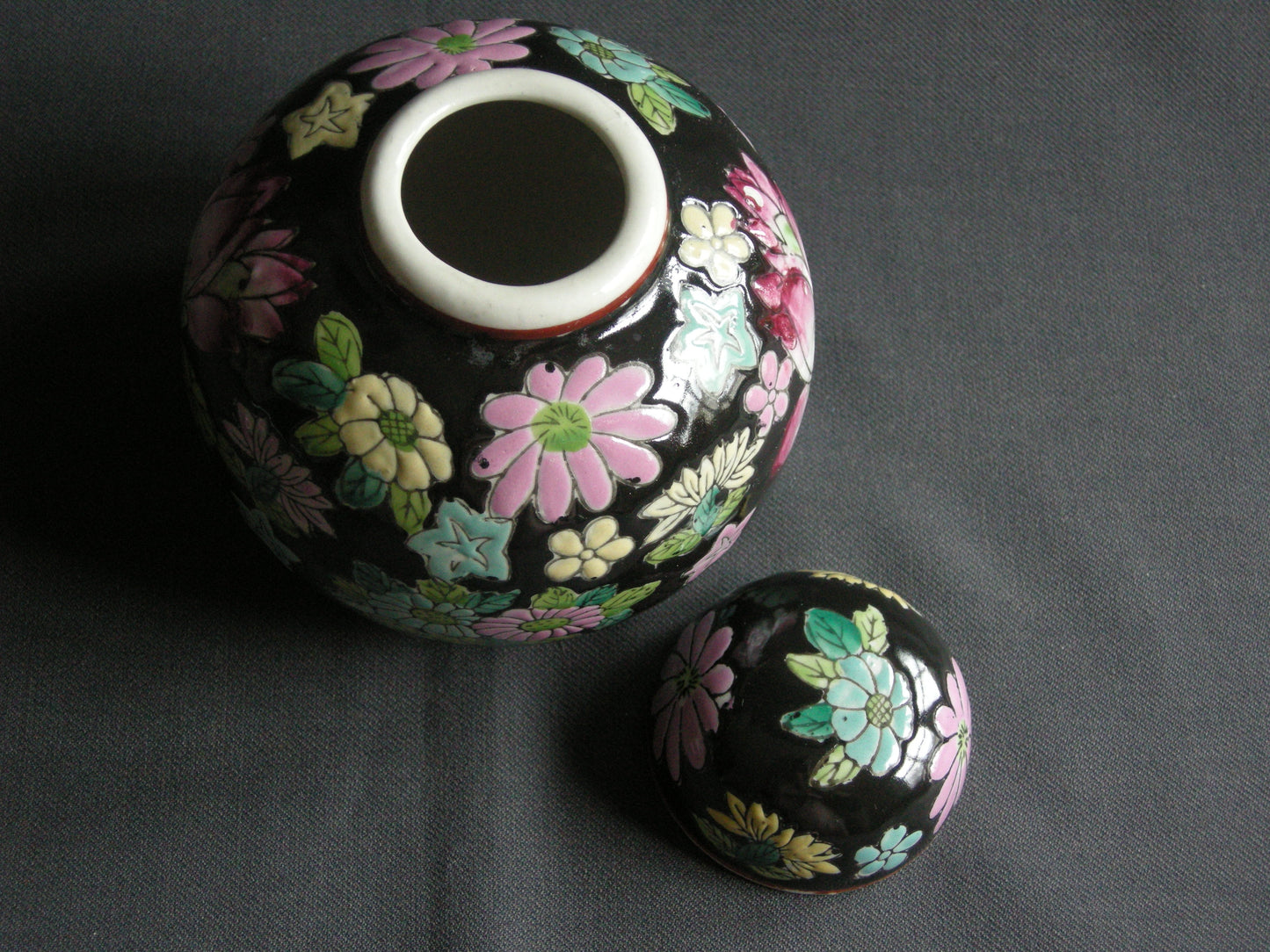 Diverse gemberpotten 009. zwart - bloemen