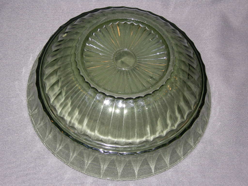 glas - kristal donkergroen 009. Leerdam Copier Neerlandia schaal O23 cm., hoogte 8,5 cm.