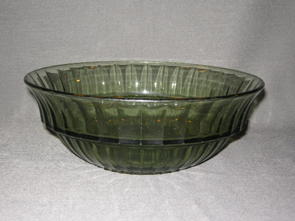 glas - kristal donkergroen 009. Leerdam Copier Neerlandia schaal O23 cm., hoogte 8,5 cm.