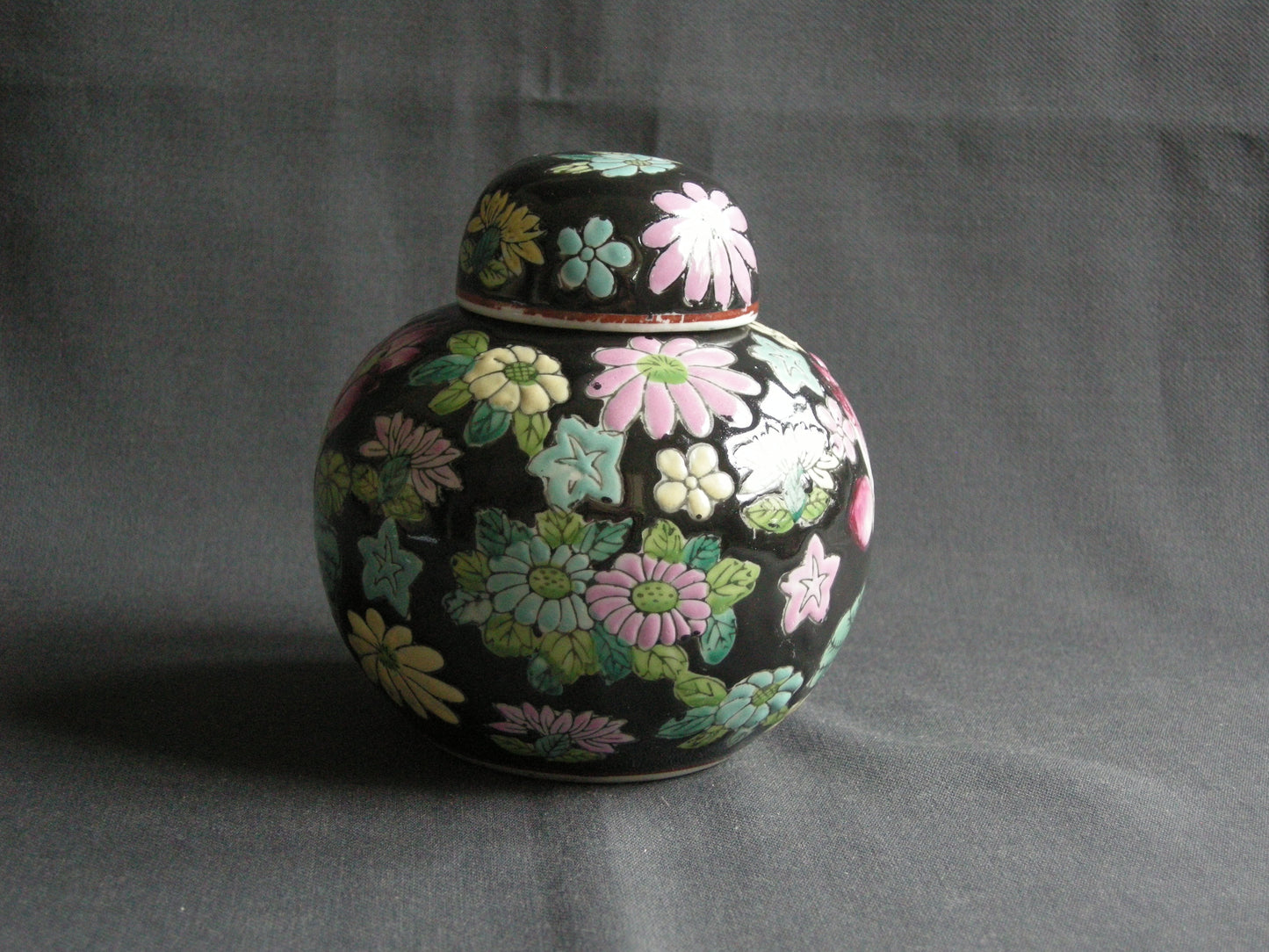 Diverse gemberpotten 009. zwart - bloemen