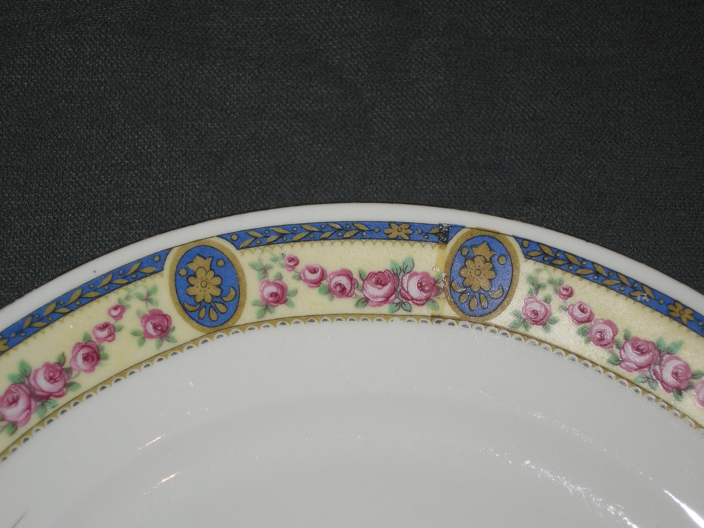 RKG wit met decorrand rose bloemen compleet dinerservies voor 11 personen