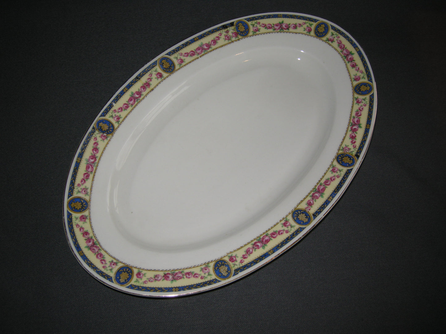 RKG wit met decorrand rose bloemen compleet dinerservies voor 11 personen