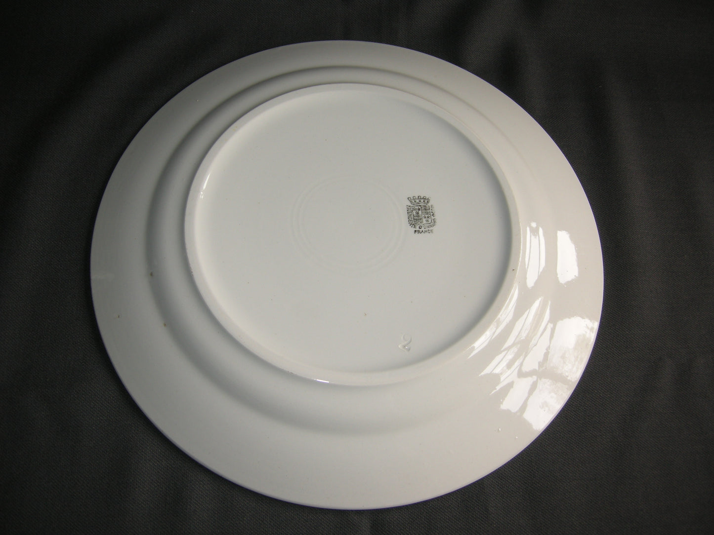 Faiencerie D'onnaing (Nord) roomwit - kobaltblauw bord / schaal O26,5 cm. craquelé