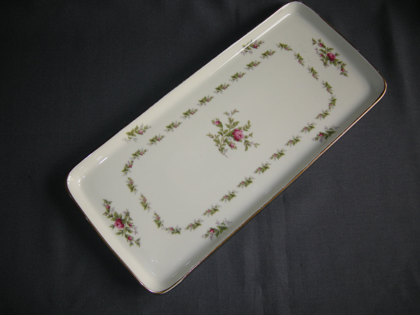 Rosenthal glad Moosrose 2984 002. cakeschaal met lichte beschadiging