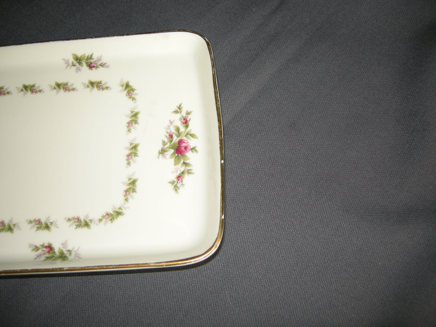 Rosenthal glad Moosrose 2984 002. cakeschaal met lichte beschadiging