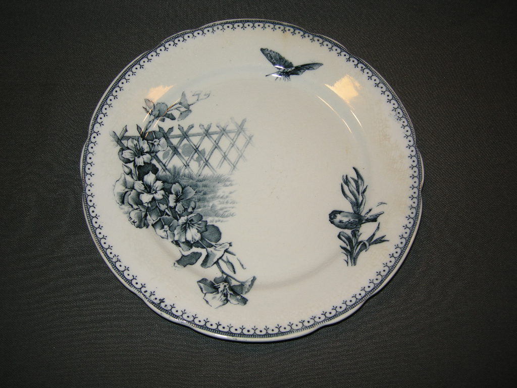 Petrus Regout Malaga blauw met geschulpte rand bord a O23,5 cm. met lichte verkleurde plekjes
