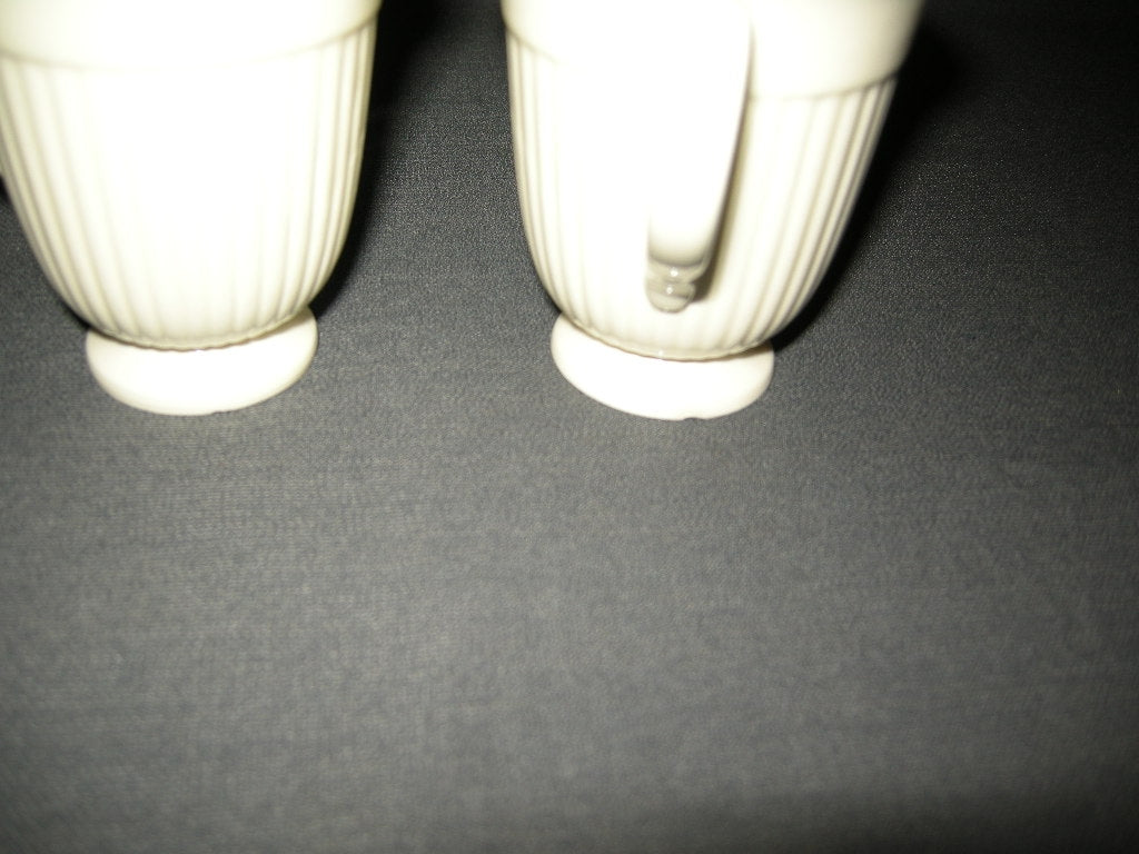 Wedgwood Edme plain koffiekop & schotels hoog met beschadiging