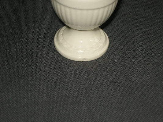 Wedgwood Briar Rose eierdopje met beschadiging