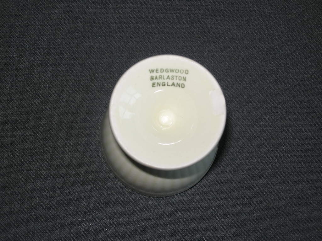 Wedgwood Edme plain eierdopje met kleine beschadiging