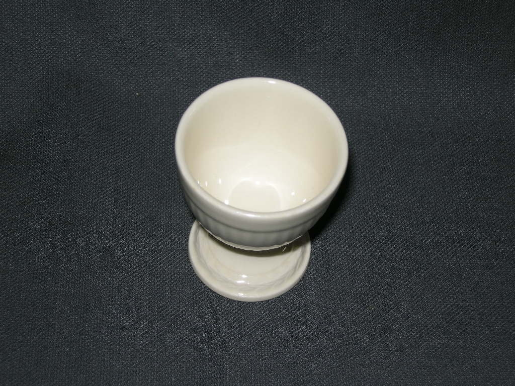 Wedgwood Edme plain eierdopje met kleine beschadiging