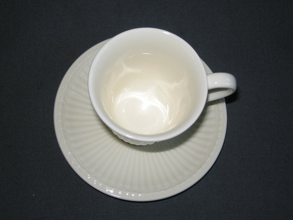 Wedgwood Edme plain koffiekop & schotels hoog met beschadiging