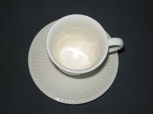 Wedgwood Edme plain koffiekop & schotels hoog met beschadiging