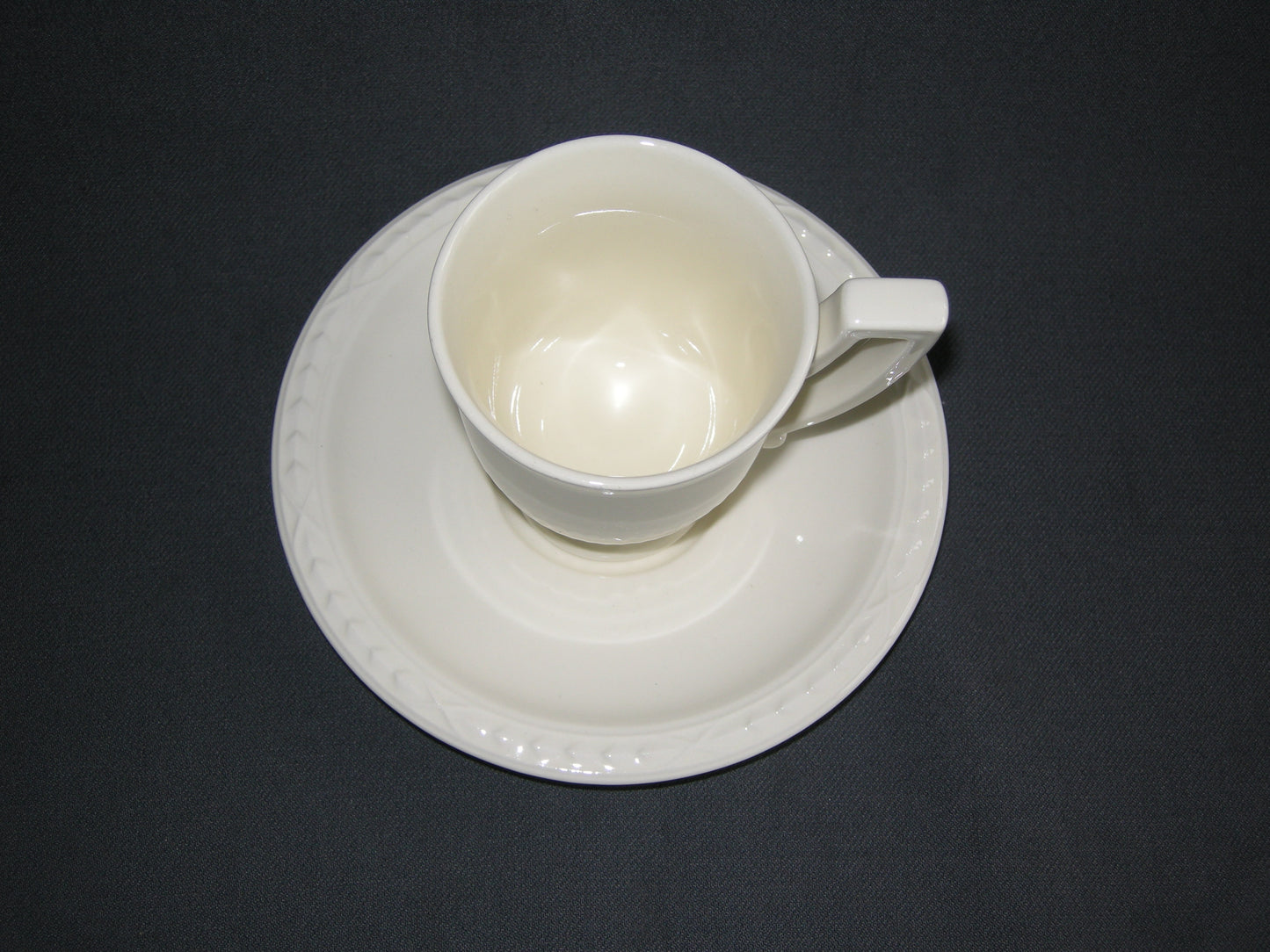 Royal Creamware Recamier koffiekop & schotels hoog