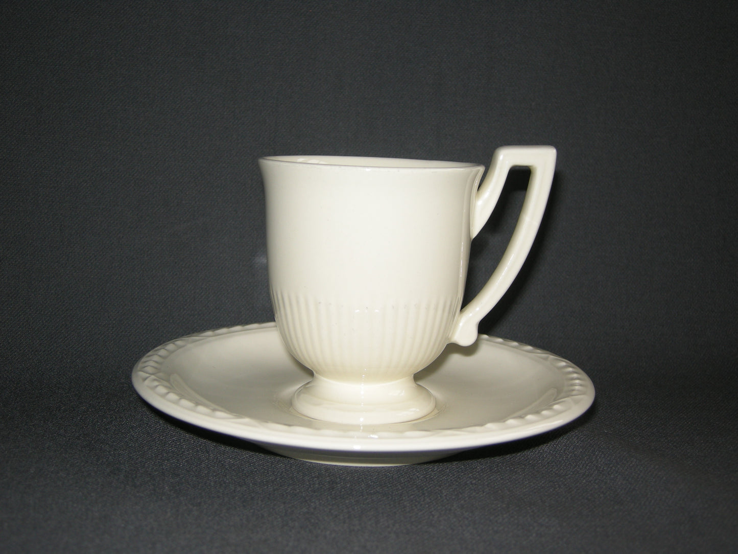 Royal Creamware Recamier koffiekop & schotels hoog