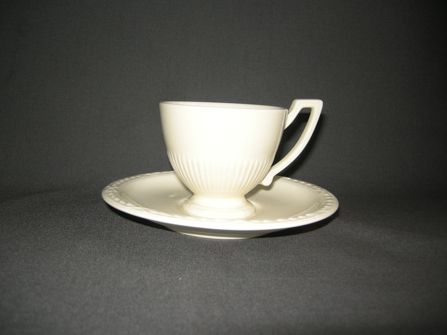 Royal Creamware Recamier koffiekop & schotel laag