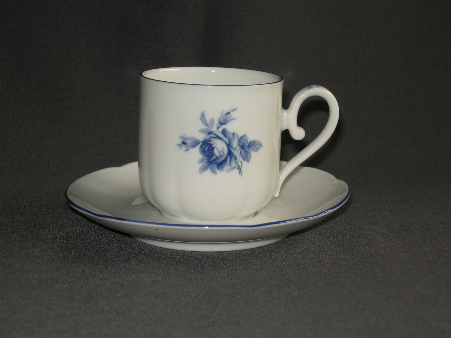 Seltmann & Weiden spierwit met blauwe bloem (D.E.) schotel O13 cm.