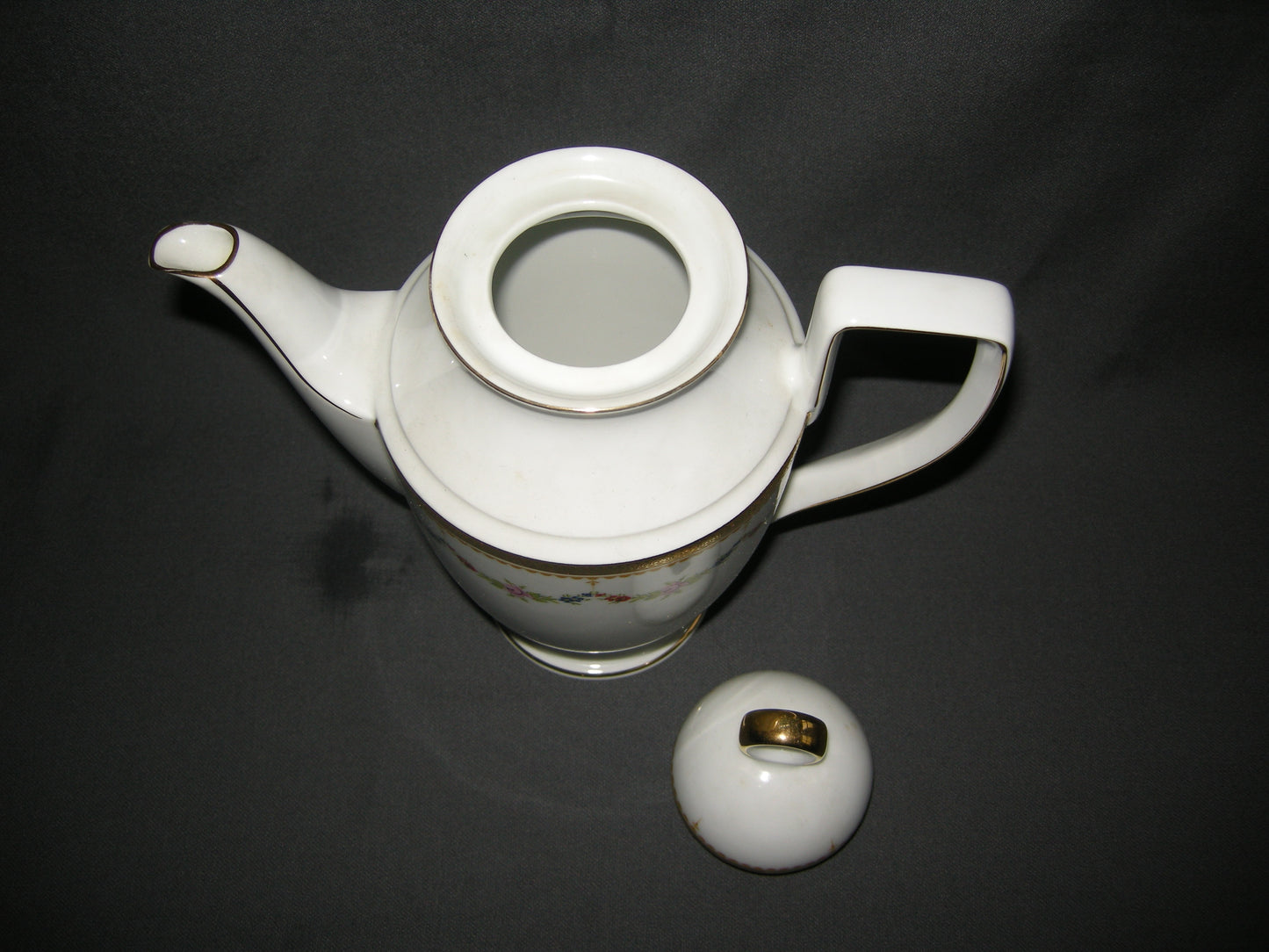 Tirschenreuth wit met goud en bloemguirlandes koffiepot