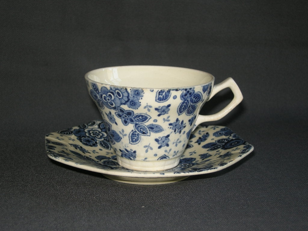 Societe Ceramique Beatrix koffiekop & schotel hoekig oor