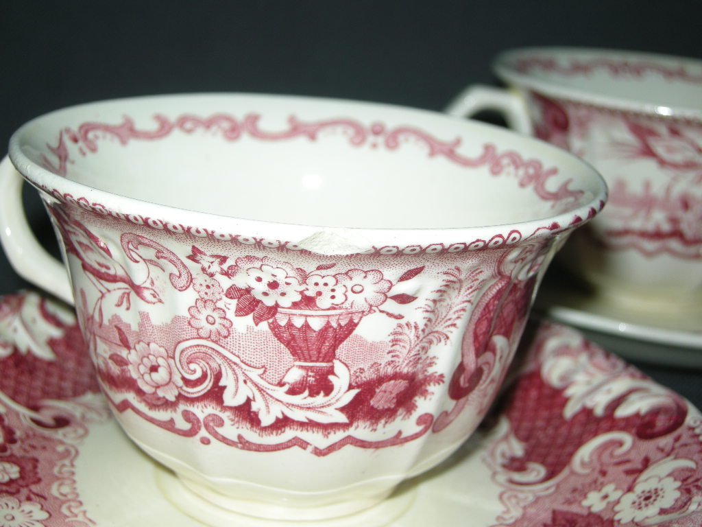 Societe Ceramique Victoria rood kop & schotels met beschadiging