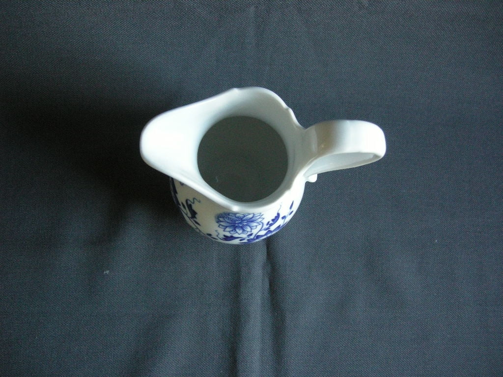 Hütschenreuther Blau Zwiebelmuster melkkannetje hoogte 10,5 cm.