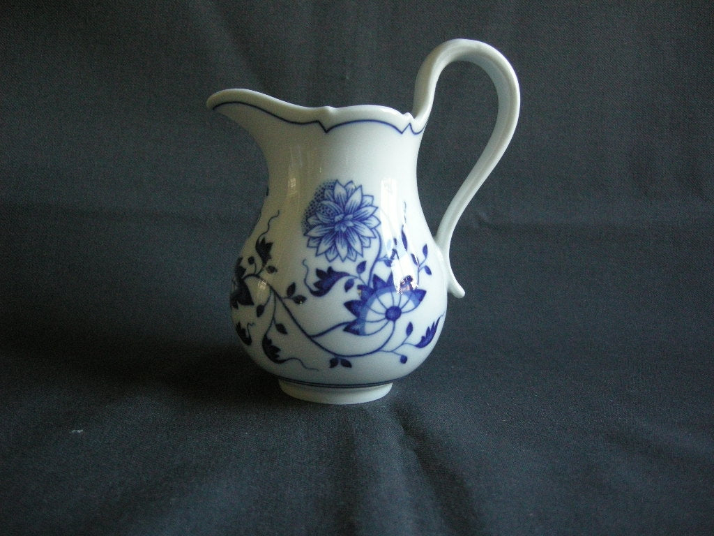 Hütschenreuther Blau Zwiebelmuster melkkannetje hoogte 10,5 cm.