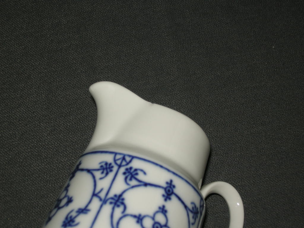 Winterling Blau Saks melkkannetje hoogte 10 cm. met kleine beschadiging