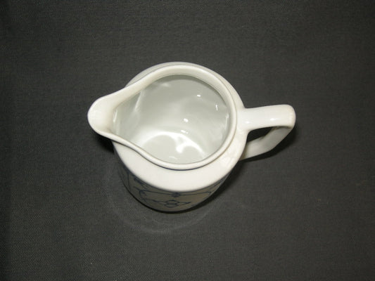 Winterling Blau Saks melkkannetje hoogte 11 cm.