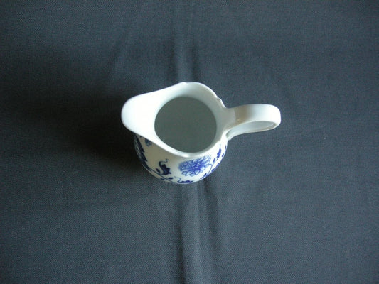 Hütschenreuther Blau Zwiebelmuster melkkannetje hoogte 9 cm.