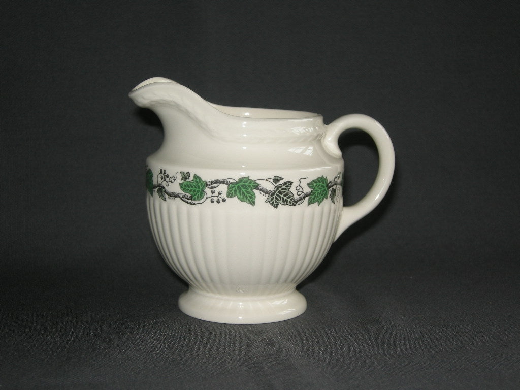 Wedgwood Stratford melkkannetje beschadigd