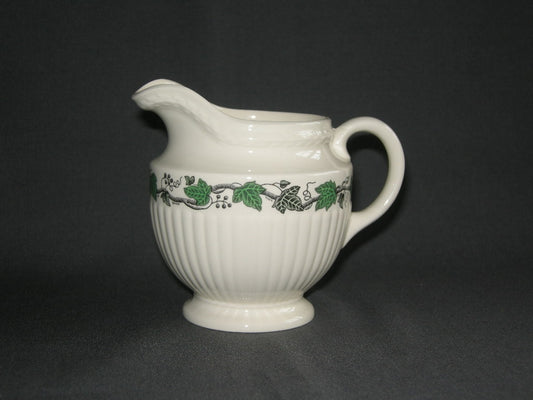 Wedgwood Stratford melkkannetje beschadigd