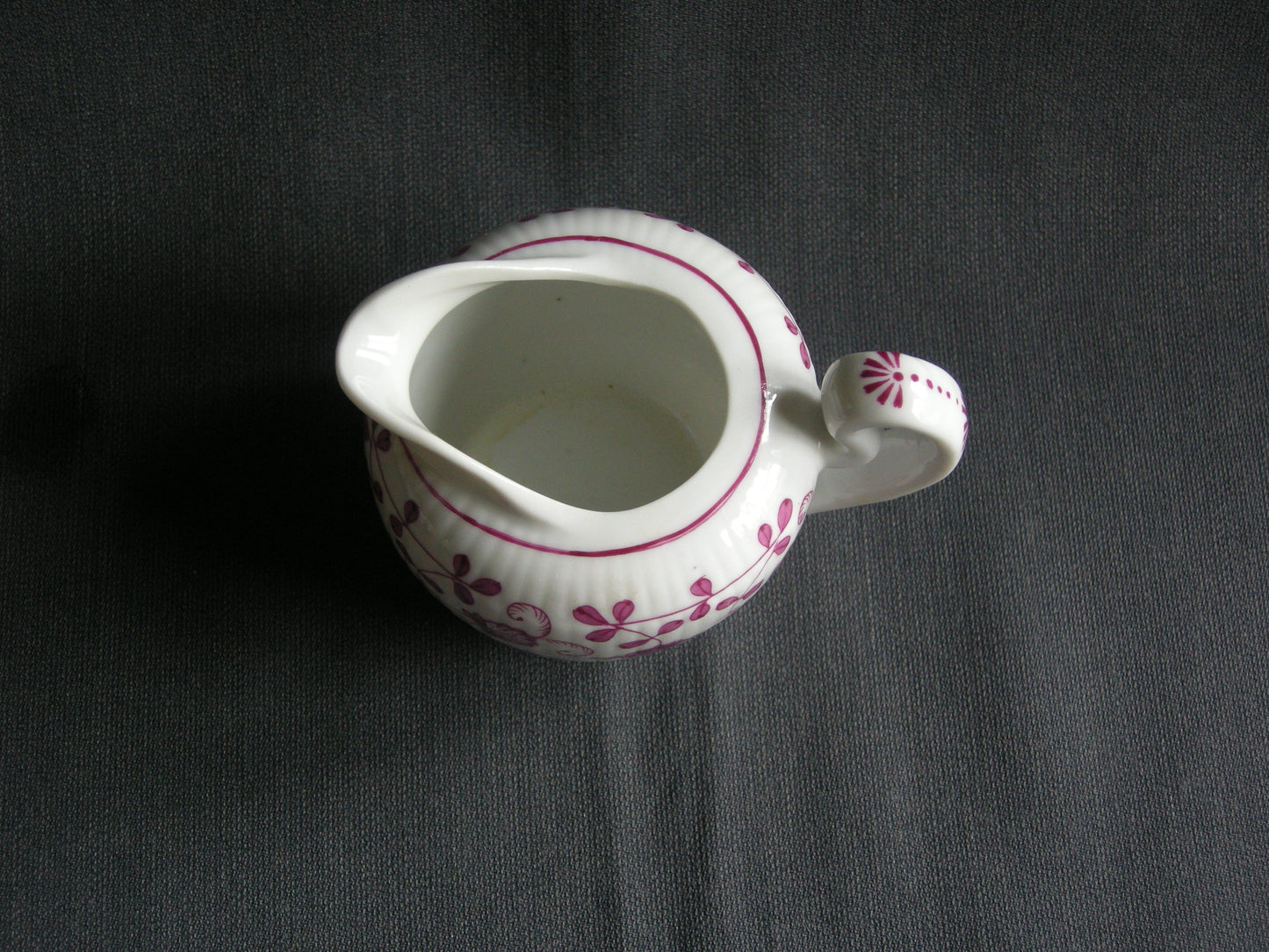 August Warnecke China Purpur melkkannetje