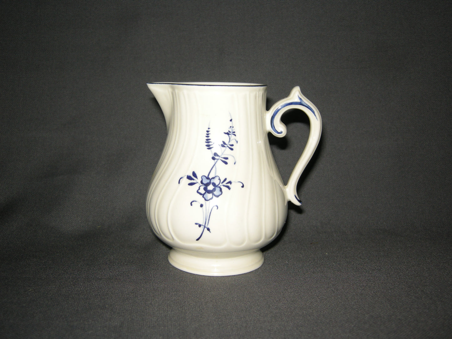 Villeroy & Boch Vieux Luxembourg melkkannetje hoogte 11 cm.