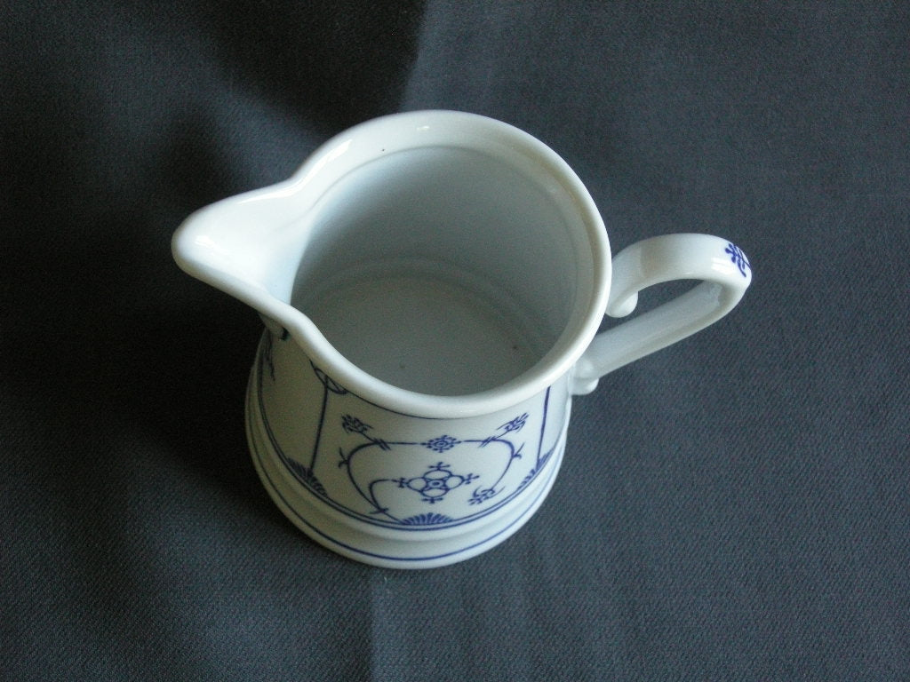 Jäger Blau Saks melkkannetje hoogte 9,5 cm.