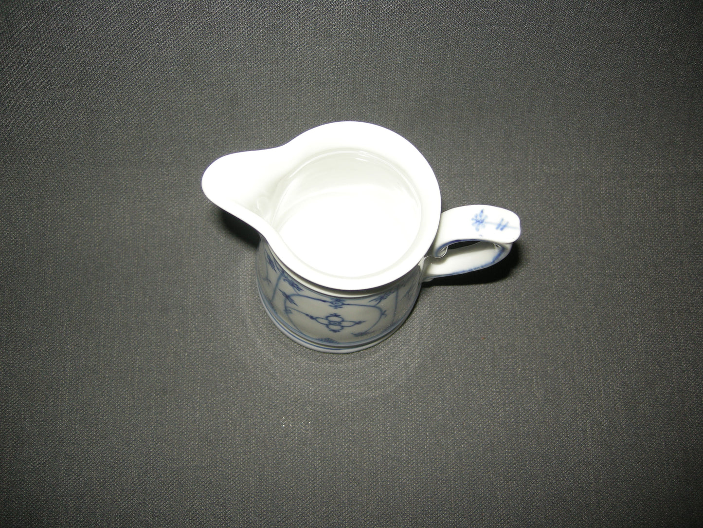 Jäger Blau Saks melkkannetje hoogte 8,5 cm.