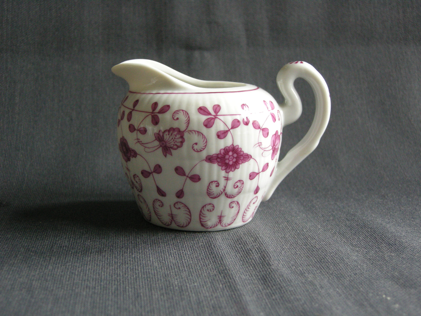 August Warnecke China Purpur melkkannetje